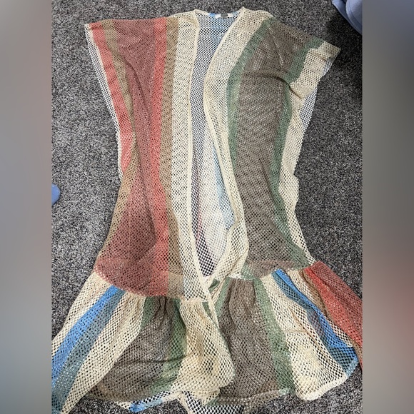 Gimmicks from Buckle Colorful Sheer Duster with White Top and Olive Shorts - Picture 2 of 7